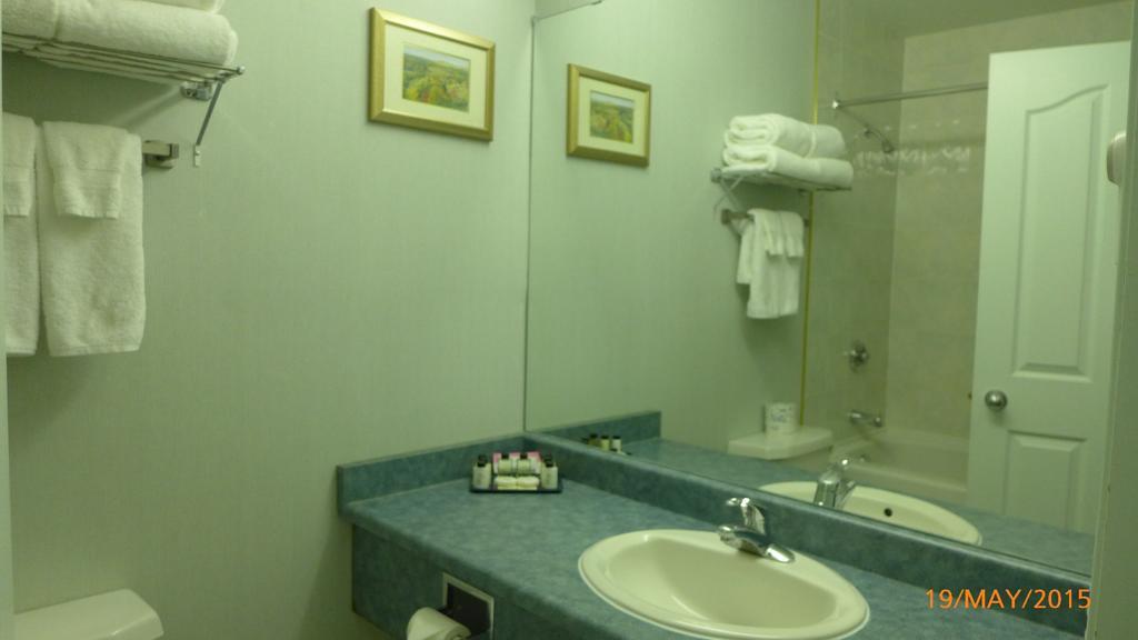 The Bridgeport Inn Fort Mcmurray Phòng bức ảnh